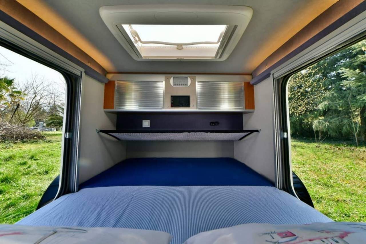 La comodidad de viajar con caravanas pequeñas: así son las mini caravanas por dentro