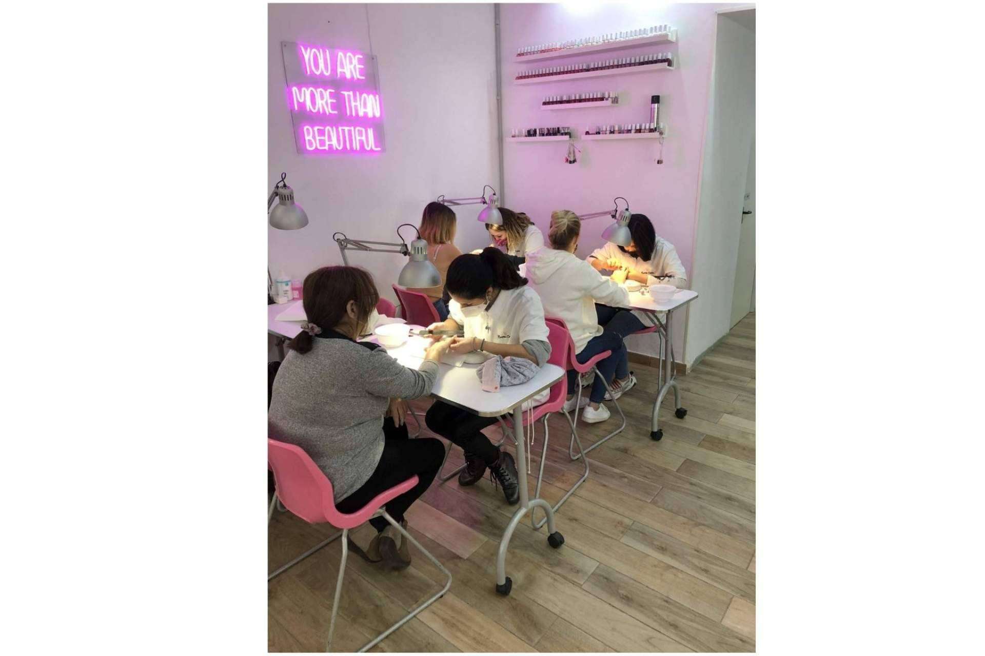 Academia Colors destaca por la calidad de sus cursos FP de peluquería en Barcelona