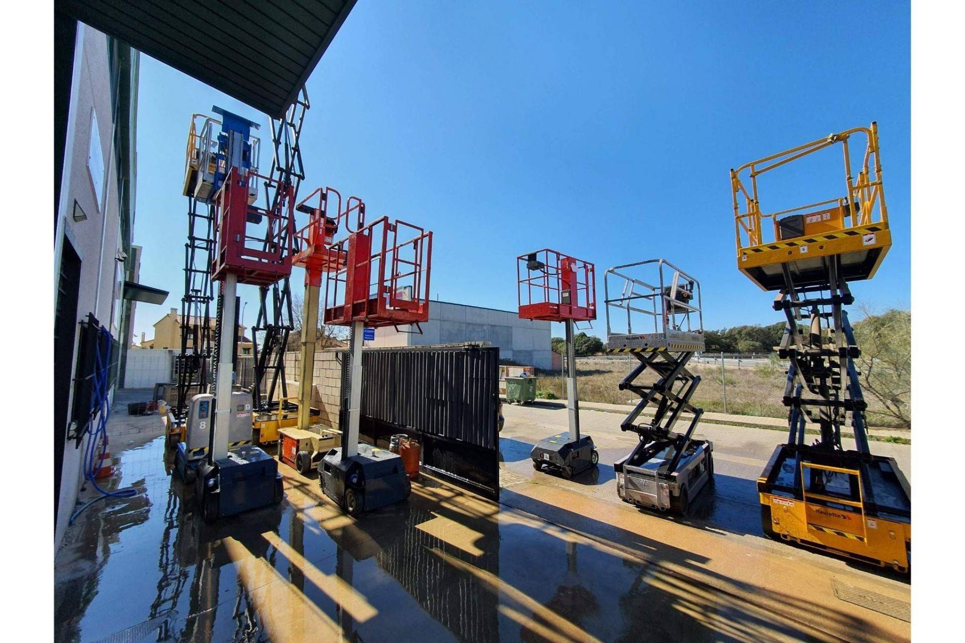 Alquilaplat, empresa especializada en el alquiler y la venta de plataformas elevadoras ofrece diversas opciones de plataforma elevadora de tijera