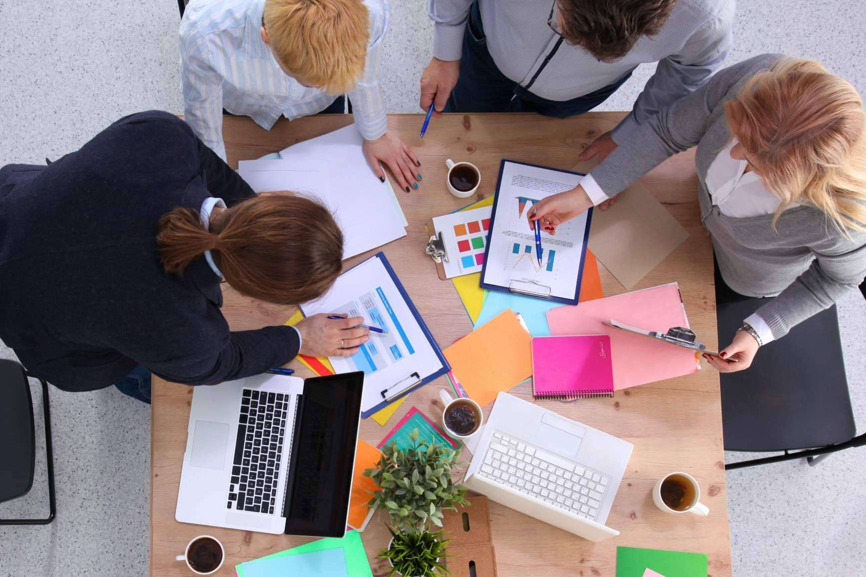 Definir la estrategia empresarial o la imagen corporativa de una empresa es posible mediante los servicios de la consultoría empresarial O Castro Work