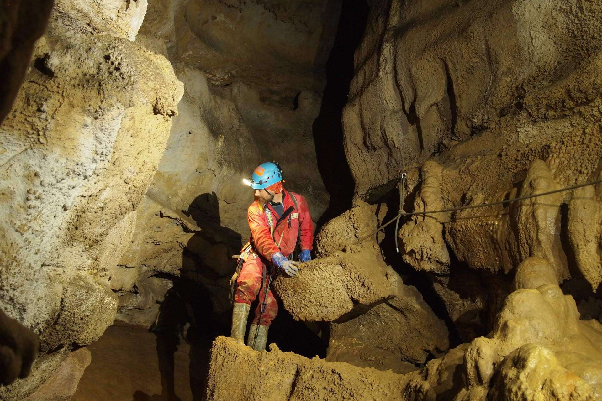 Formarse en espeleología con el equipo de Vertical Challenge