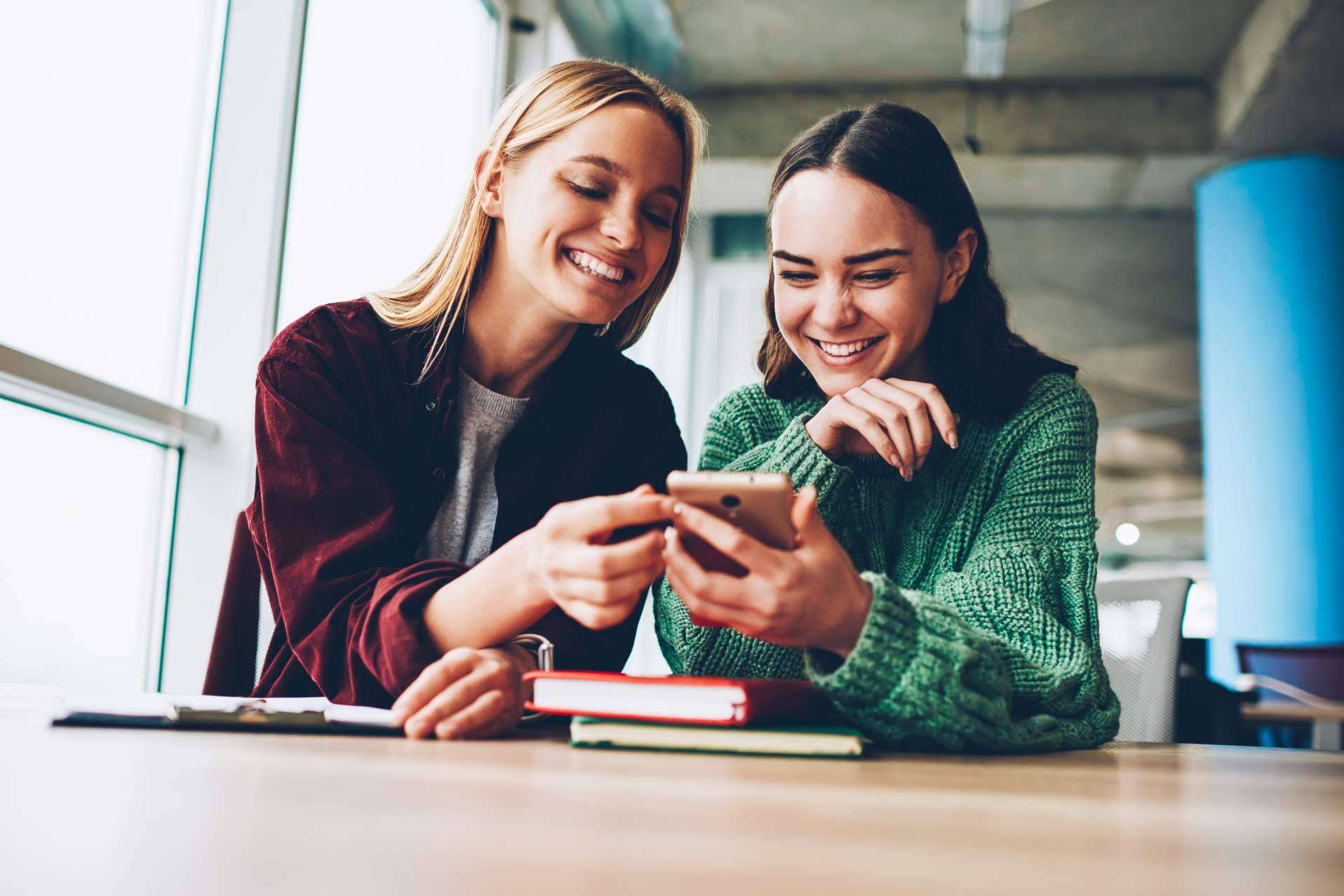 Cómo lograr una gestión eficiente de redes sociales según el sector, por Sambito Digital