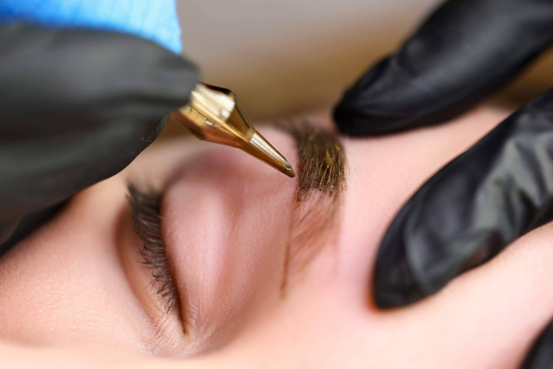 Clínicas Dr. Pelo realiza mediante el microblanding el diseño de cejas 3D