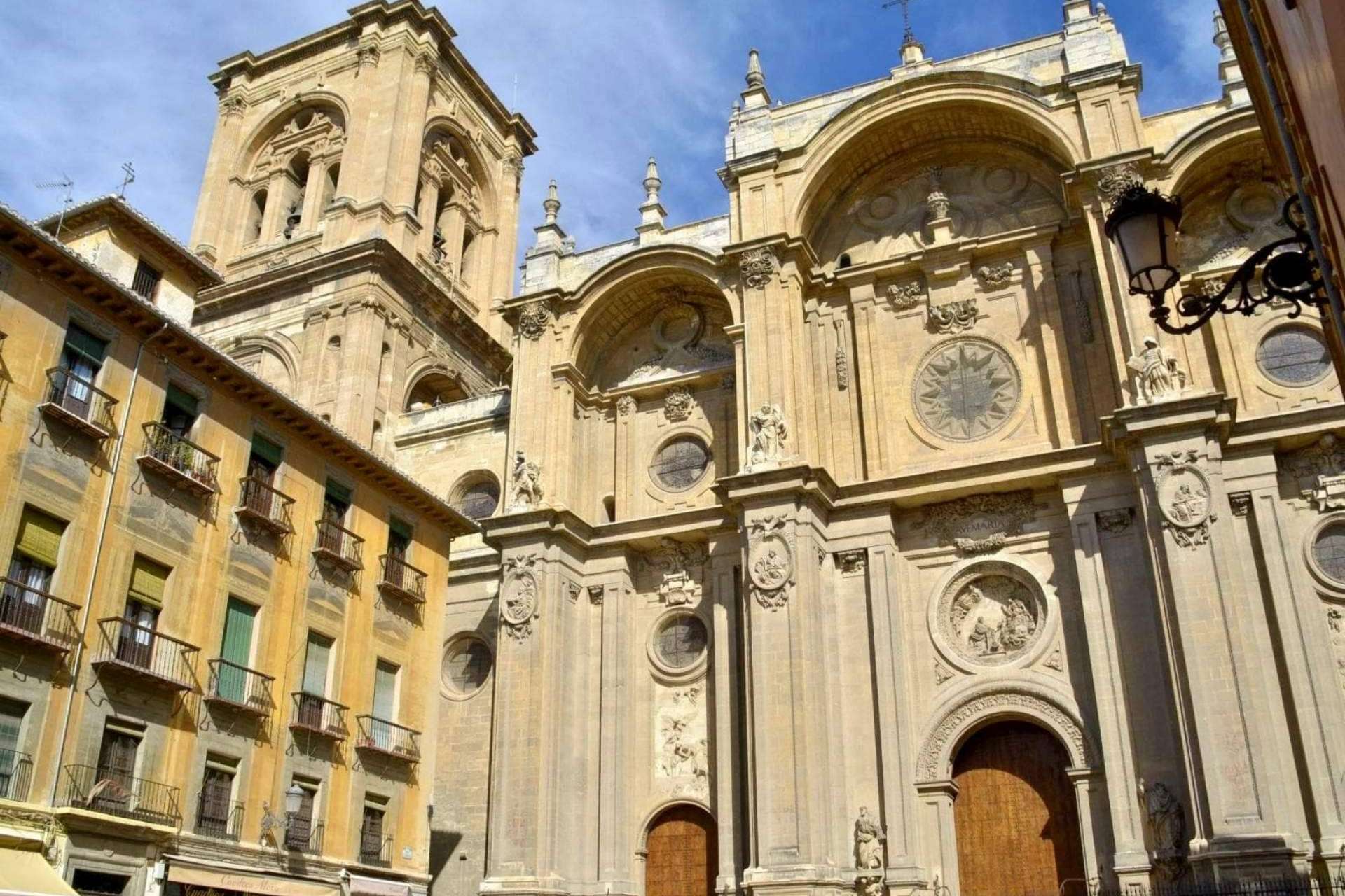 Visitar la ciudad con el free tour de Nazarí Tours Granada