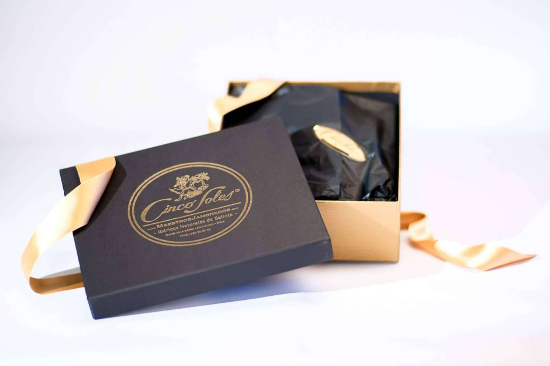 Maestros Jamoneros y sus lotes de Jamón de Bellota ibéricos cortados a cuchillo, uno de los regalos corporativos más buscados para esta Navidad