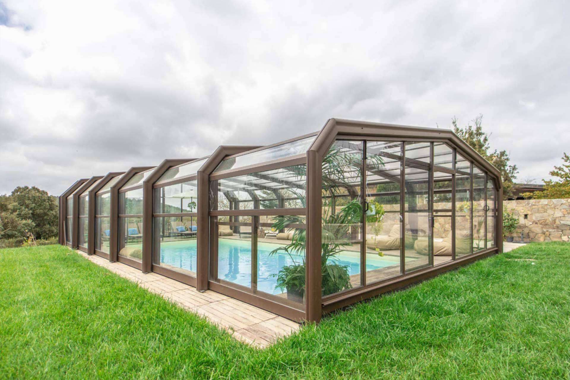 COVERTTO ofrece una gran variedad de cerramientos para piscinas