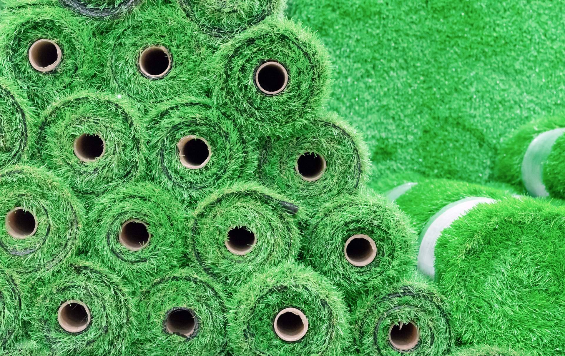Descubrir las grandes ventajas del césped artificial para el jardín con JardínVertical.es